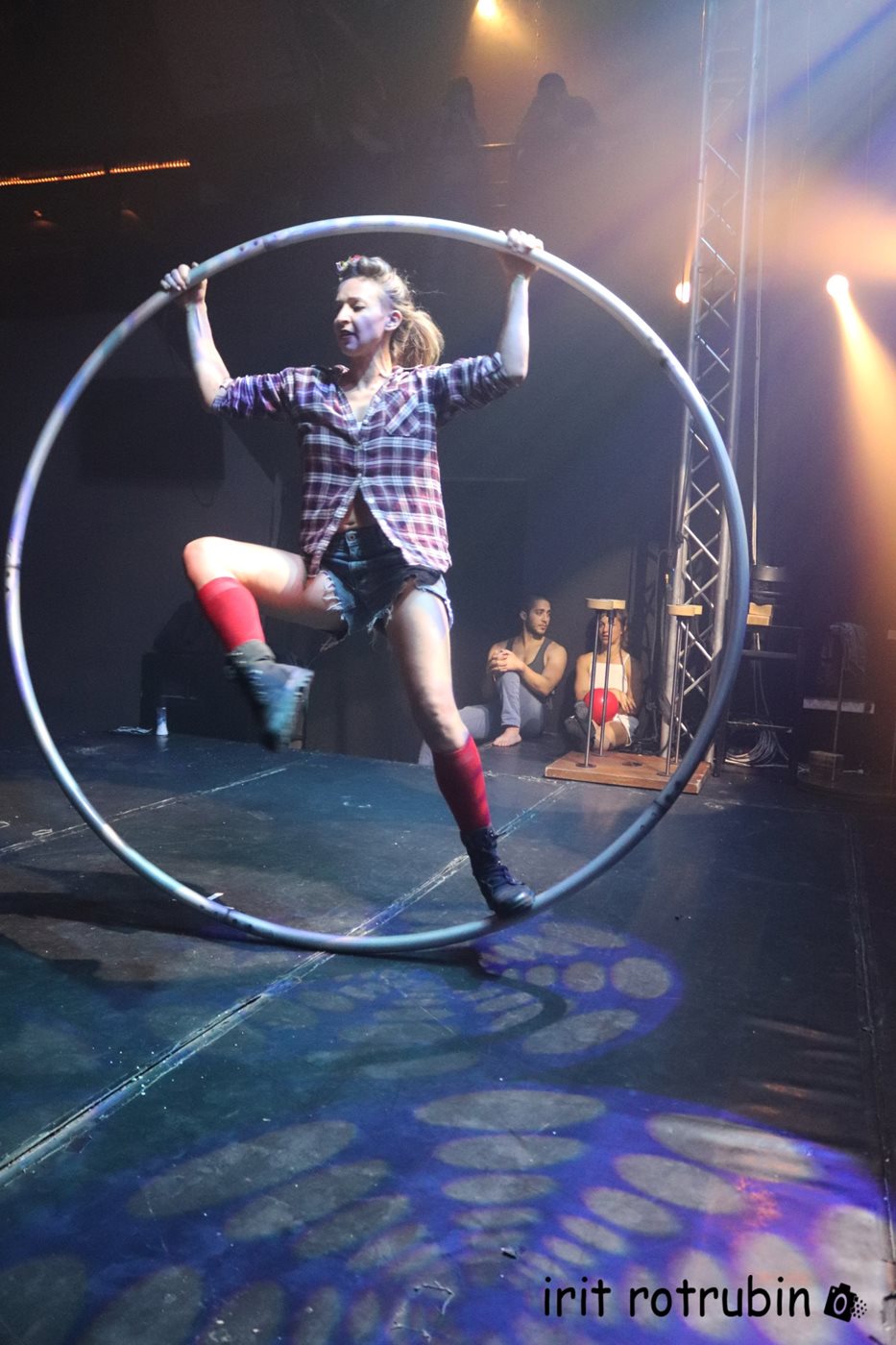 רקדנית עם גלגל 447 -82