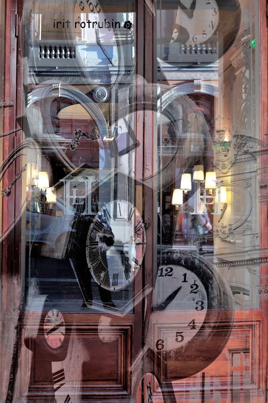 קולאז' שעונים עם דלת מלון 00-0065