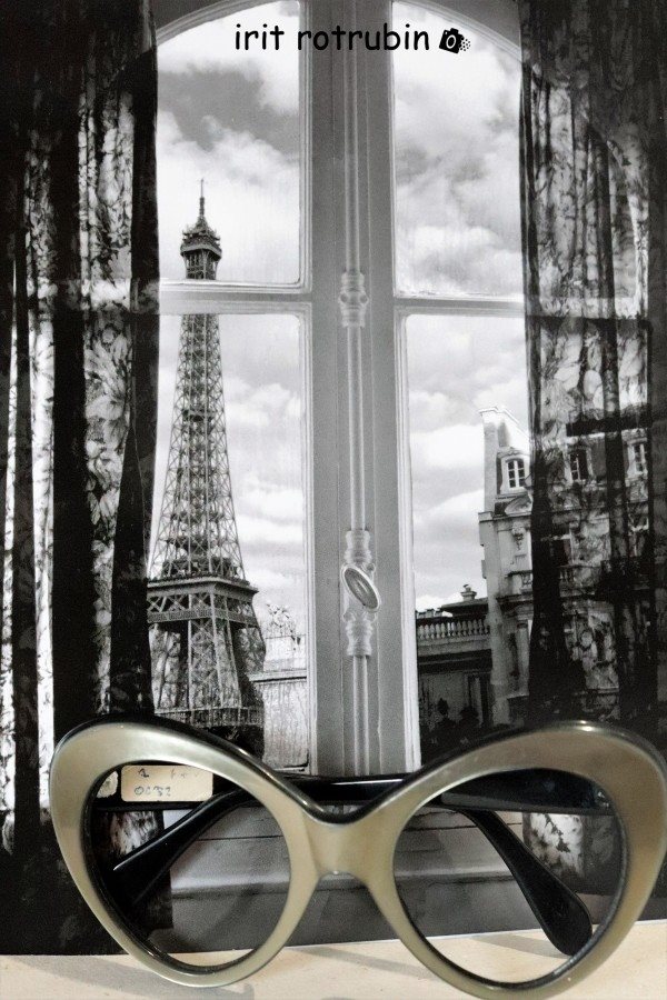 מגדל אייפל מול החלון עם משקפיים 3103 -1