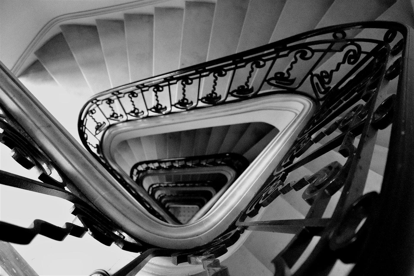 מדרגות פריזאיות עם פרזול ש/ל 17-4125